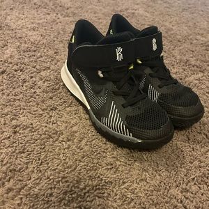 Boys Nike Kyrie Flytrap V Basketball Shoes